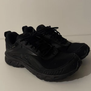 Svarta Reebok Ridgerider GTX sneakers - Svarta Reebok Ridgerider 6.0 sneakers med Gore-Tex för vattentäthet. I storlek 44.5, fint skick bara smutsiga under