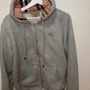 Trendig Burberry zip kofta grå - Trendig kofta perfekt för kyliga tider knappt använd med skön material. Pris går och diskuteras vid snabbaffär