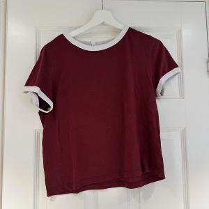 T-shirt  - Vinröd T-shirt från H&M i storlek L💕