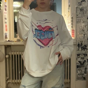 Y2K oversized sweater - oversized tröja med y2k tryck från shein, är oversize på storlekarna xs-s men kan även passa större storlekar ifall man vill att den ska sitta tajtare