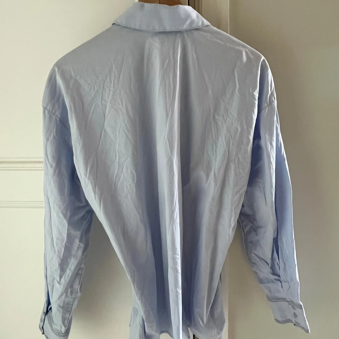 Ljusblå skjorta med knappar från Zara XS - 4