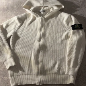 Vit hoodie från Stone Island - Helt ny använd en gång men det var inte rkt min stil 