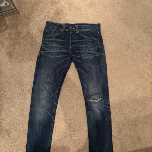 Dondup jeans - Sjukt feta dondups i bra  skick! Det ända problemet är att badgen på insidan är lite trasig men det är ej märkbart! 