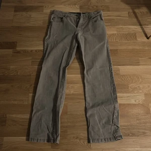 Grå byxor från ALCW, straight fit - Säljer ett par grå byxor från ALCW i rak modell. Byxorna har klassisk femficksdesign och är tillverkade i ett slitstarkt bomullsmaterial. Perfekta för dig som gillar en enkel och clean look. Storlek 32/32.