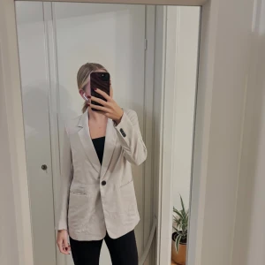 Beige kavaj med klassisk passform - Beige kavaj från H&M använd 1 gång. Strl S