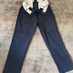Mörkblå Dickies 874 byxor W34/L34 - Nästan aldrig använda. W34/L34. Ordnar självklart fler bilder på hur byxorna ser ut på ordnar jag självklart det😊