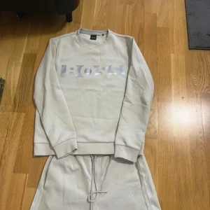 Boss traksuit - Traksuit i perfekt skick använd ca 4 gånger ny pris mot 3000 kr storlek är xs  Snabbaffär pris kan diskuteras 