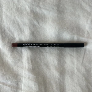 NYX läppenna Nutmeg  - NYX läppenna i färgen Nutmeg. Helt i nyskick förutom att den har använts 1 gång