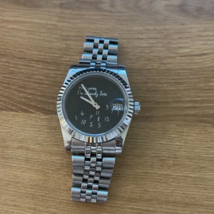 Seiko mod Who cares im already late - Väldigt fin går som den ska, mekanisk klocka vilket betyder inget batteri laddar när du har på dig den. Enda flawen är att en sak på spännet har lossnat men den fäster som vanligt fortfarande inget som påverkar den. Om ni har frågor skriv mer än gärna