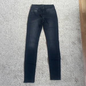 Svarta skinny jeans från ONLY - Snygga svarta skinny jeans från ONLY med klassisk femficksdesign och hög midja. Fint märke och aldrig använda