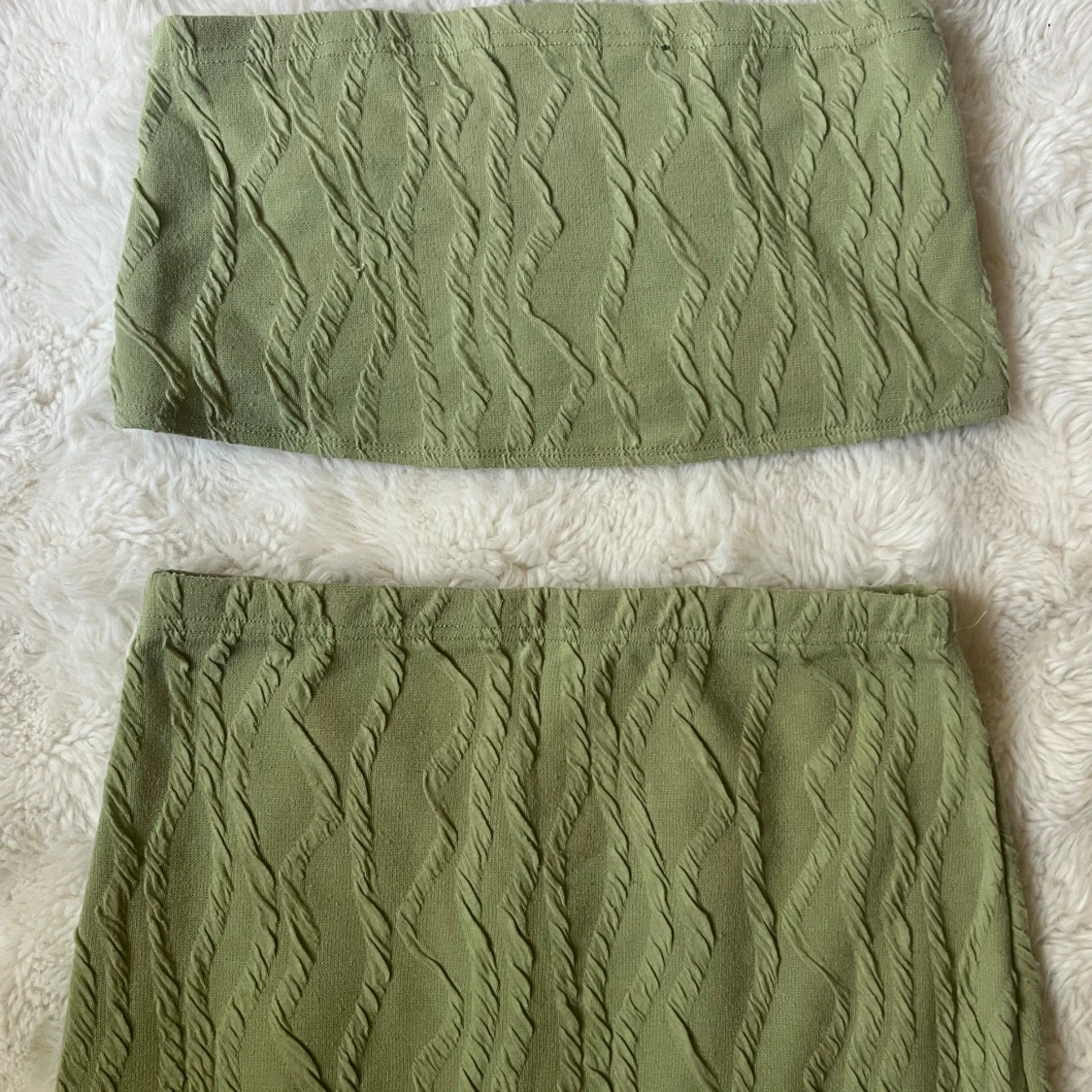 Olivgrön långkjol med strukturmönster och matchande topp  - 1