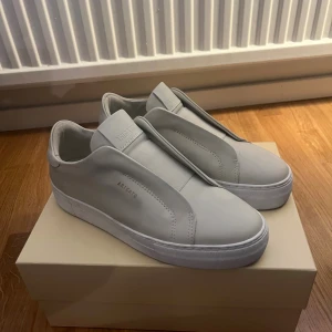 Axel Arigato skor - Säljer dessa superfina och trendiga sneakers från Axel Arigato eftersom jag har andra skor som jag använder oftare, dem är endast använda 2 gånger och är nästan helt som nya, utom liten crease på vänstra skon. De är beiga, trots att dem ser lite gråa ut på bilderna 🤍Köpte för 2800 från Axel Arigato