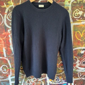 Mörkblå stickad tröja John Henric - Stickad tröja från John Henric i storlek S. Tröjan är rätt nopprig (går att fixa) men jag har inte orkat därav priset. Bara att höra av sig till oss vid minsta fundering😁