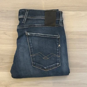 Replay Anbass Hyperflex - Mörkblå replay anbass hyperflex | Colorway - mörkblå med fade | Storlek - W32/L30 | Skick - 9/10 - mycket bra | Inga defekter | Nypris - 1800kr | hör av er vid frågor eller funderingar 🙌