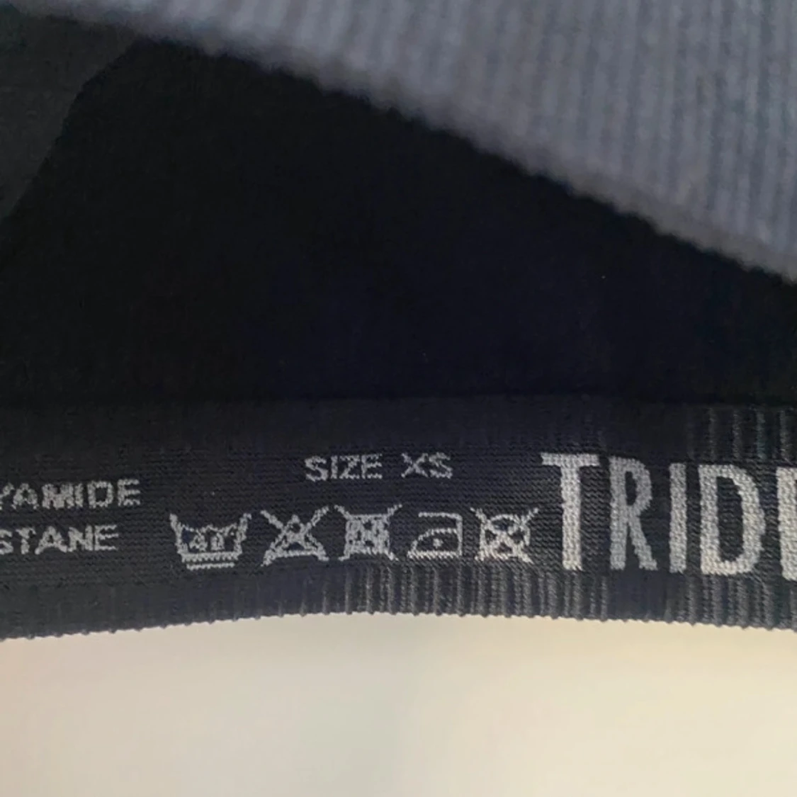 Svart ribbad croppad topp  - 4