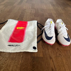Nike Mercurial Elite - Säljer ett par Nike Mercurial fotbollsskor Elite Skorna har snörning, platt sula med dobbar och är tillverkade i syntetmaterial. Perfekta för dig som vill sticka ut på planen.
