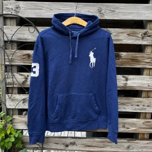 Ralph Lauren Big Pony Hoodie  - Säljer denna riktigt snygga Big Pony Hoodie från Ralph Lauren. Ser lite skrynklig ut på bild men skulle ej säga att den e så i verkligheten. Storlek M, kan passa M men jag skulle säga att den passar bättre på S. Mycket fint skick, härlig och mjuk Hoodie. Hör gärna av er vid funderingar🙌