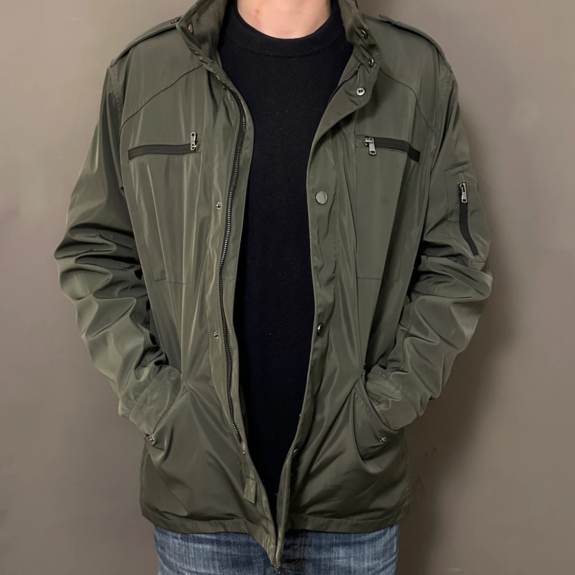 Olivgrön vindjacka med dragkedjor