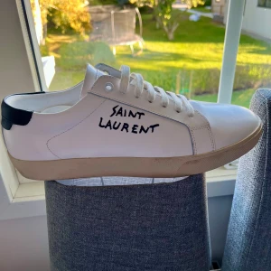 Saint Laurent sl 06 i skinn  - Säljer dessa riktigt feta saint Laurent sl 06. NYSKICK! Tveka inte på att höra av dig om du undrar något! 🤩 storlek 44! Box och dustbag ingår. Pris kan diskuteras vid snabb affär 