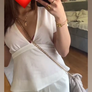 Vit topp med knyt  - Säljer denna jätte fina toppen från gina den är använd runt 3 gånger men säljer den för den aldrig kommer till användning längre🥰