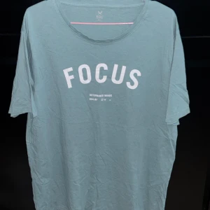 Blågrön t-shirt med tryck från SOC - T-shirt i blågrön färg från SOC. Storlek xxl 