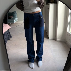 Filippa K jeans med fickor  - Snygga blå jeans från Filippa K