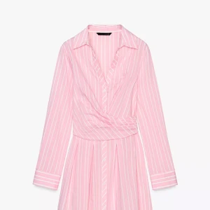 Rosa randig skjortklänning - Snygg rosa skjortklänning från Zara! Helt ny och oanvänd💕 Pris kan diskuteras