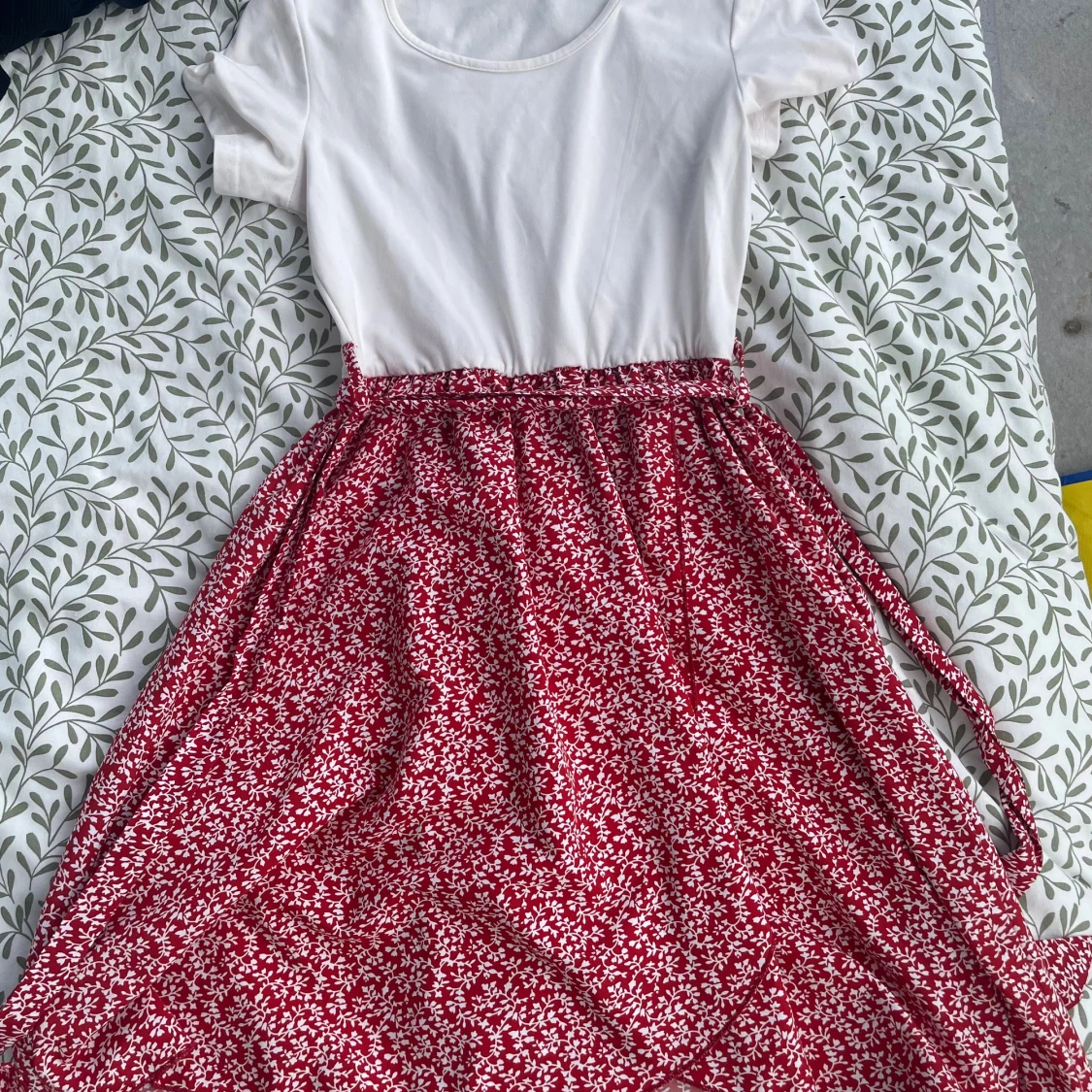 Röd blommig klänning med knytband