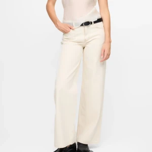 Beiga wide jeans från Bikbok - Säljer ett par beiga wide leg jeans från Bikbok i modellen Regular Wide. Byxorna har hög midja, raka och vida ben. Har använt byxorna en hel del men formen eller kvaliten har inte förändrats det minsta så skulle säga att dem sitter som nya. Dem är SÅ fina men tyvärr så passar dem inte längre. Är 163 och har klippt byxorna nedtill så dem passar i längd. Fåtal pyttesmå fläckar nere vid ena benet men syns knappast i verkligheten.💞