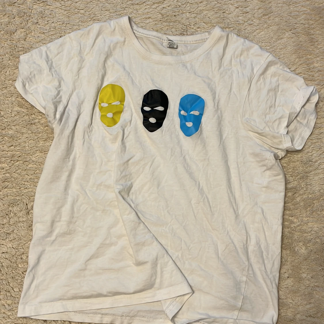 Vit t-shirt med färgglada masker Roly