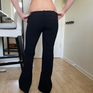 Svarta kostymbyxor från Bik Bok - Svarta kostymbyxor köpta från BikBok. Snygg knappdesign på framsidan. De är stl 40, men är omsydda till ungefär stl 36. Aldrig använda, har endast blivit omsydda. Skriv om ni har frågor!!🖤