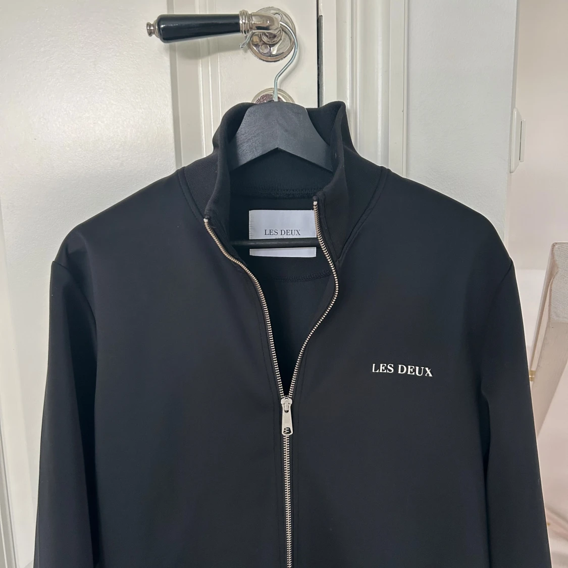 Svart zip tröja från Les Deux - 1