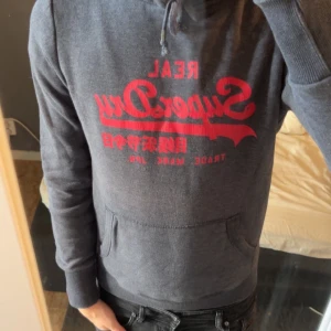 Superdry hoodie  - Superdry hoodie - Grå - Storlek: Medium - Bra skick, använd men inga synliga defekter - Nypris: 949kr - Mitt pris: 399kr - hör av dig vid funderingar 💫