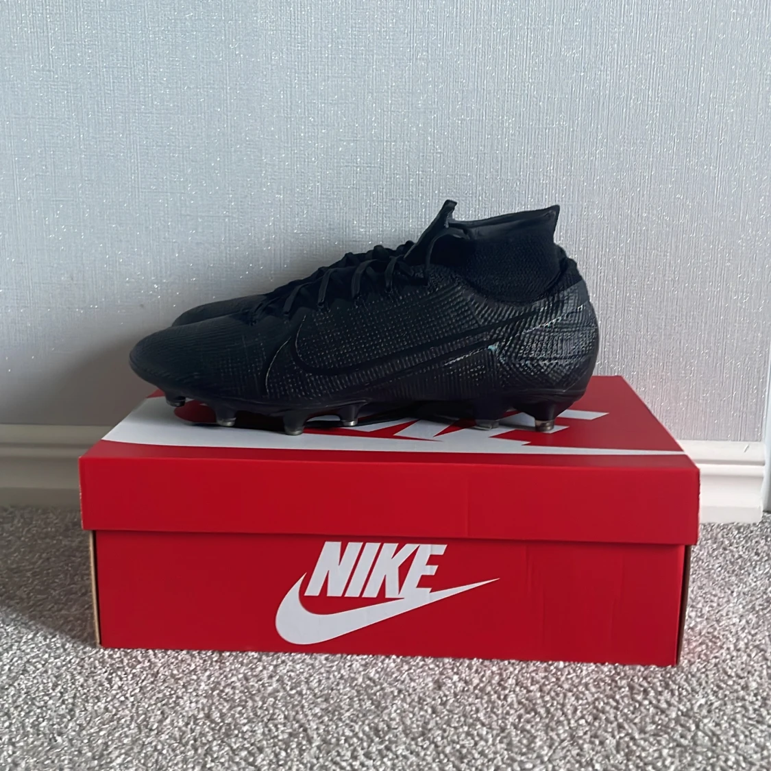 Svarta Nike fotbollsskor med snörning