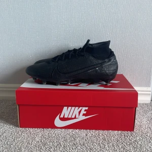Svarta Nike fotbollsskor med snörning - Helsvarta Nike mercurial elite superfly 13. Sällsynta skor. Äldre modell. Använda några få gånger men är hela. Nypris 3149:-. 