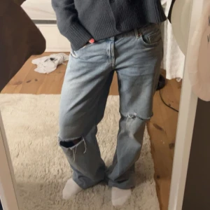 Baggy jeans - Såå cooola baggy jeans från zara med hål. Älskar dessa🥰🥰