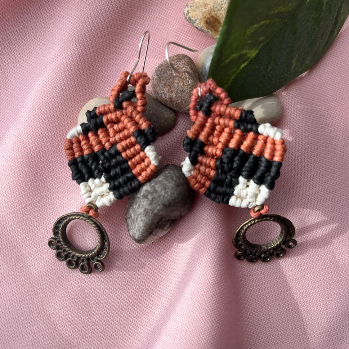 Handgjorda rutig makraméörhängen - 2