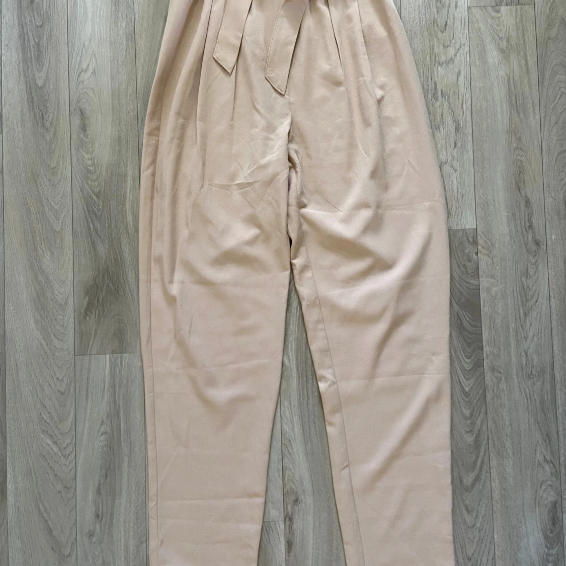 Beige byxor med bälte från NLY Trend