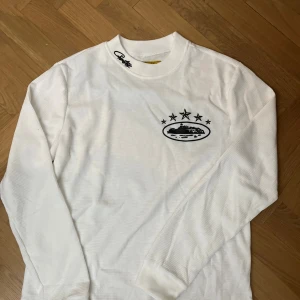 Vit långärmad tröja från Gorillaz - Vit corteiz waffle longsleeve strl S. Hämtas eller skickas på köparens kostnad.