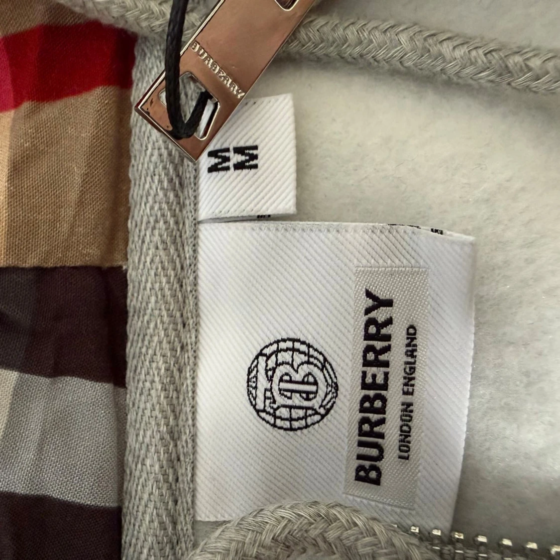 Grå hoodie från Burberry med dragkedja - 2