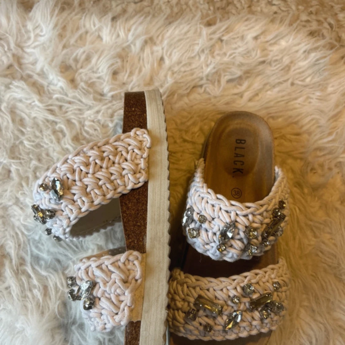 Beige sandaler med pärlor och stickad look - 1