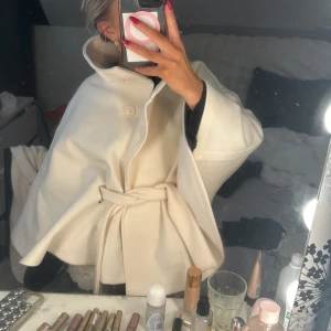 Vit kappa med bälte från Gina Tricot - Säljer en ljusvit kappa från Gina Tricot i storlek XS/S!!❤️
