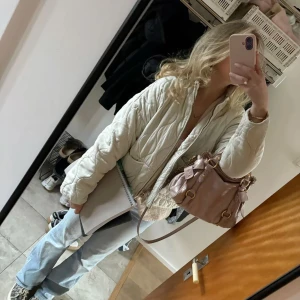 Zara quiltad jacka - Jätte fin jacka från Zara som inte kommer till användning längre, skriv ifall du är intresserad eller har frågor❣️❣️(inte mina bilder)