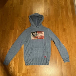 Polo Ralph Lauren tröja  - Nu säljer jag min polo Ralph lauren tröja i mycket fint skick! Den är som en helt ny tröja inga defekter eller något bara höra av dig vid frågor och funderingar 