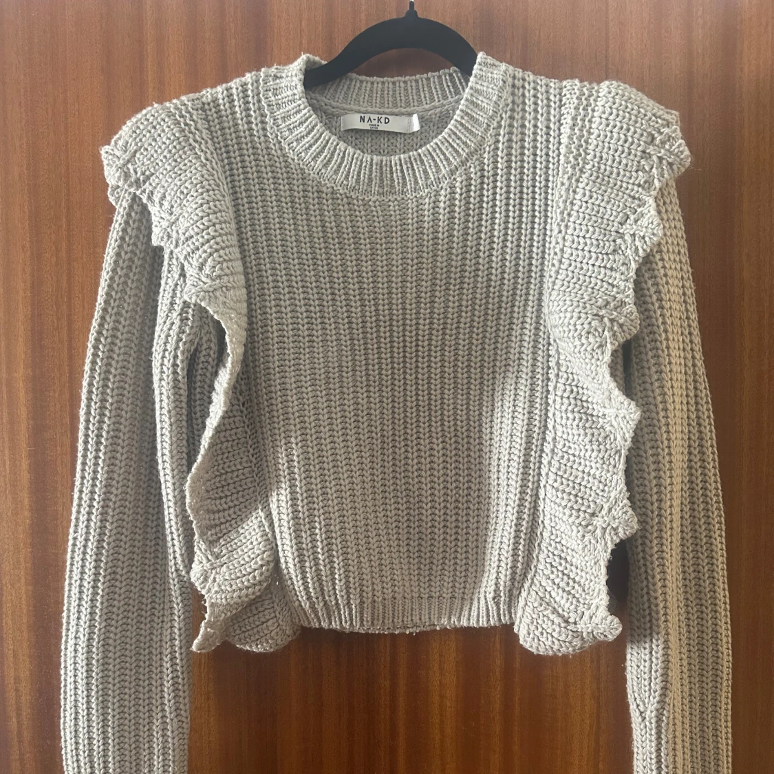 Grå stickad volangtröja från NA-KD