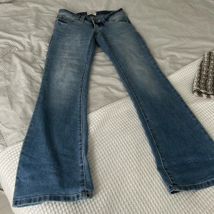 Blå bootcut jeans från Abrand - Snygga blå jeans från Abrand med väldigt låg midja. Endast använda 2ggr en liten defekt på knät av läpppenna inget man tänker på, köpt för 900kr 