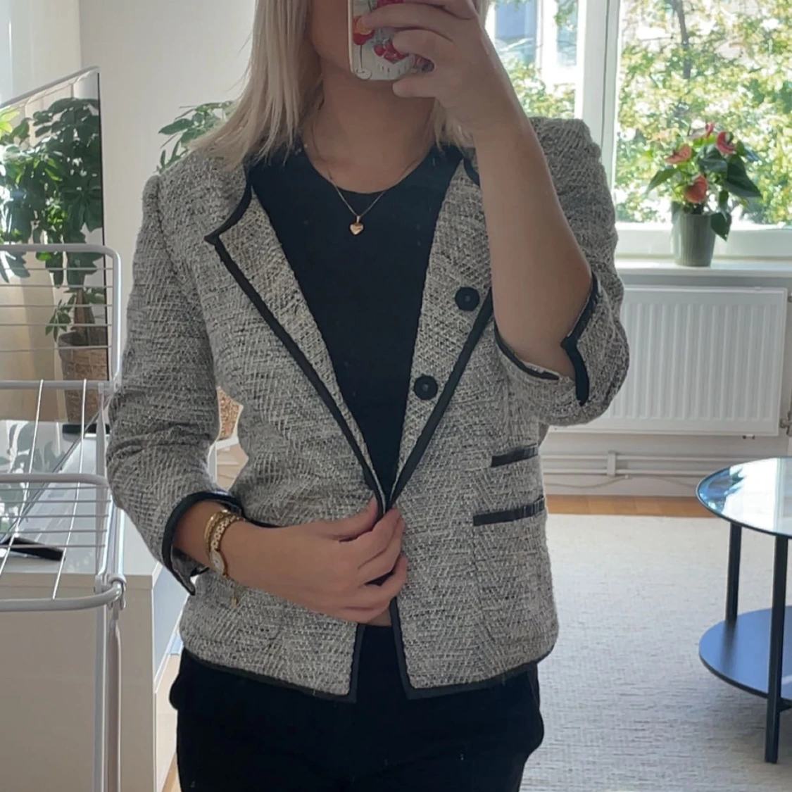 Grå kavaj med svarta detaljer