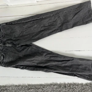Svarta jeans från Vailent, storlek S - Säljer ett par svarta jeans från Vailent i storlek S. Jeansen har klassisk femficksdesign och rak passform med normal midja. Materialet är slitstarkt denim och färgen är mörkgråsvart, perfekt för en cool och avslappnad look.