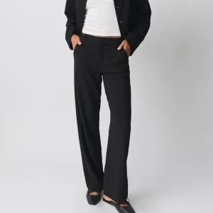 Svarta vida kostymbyxor - Snygga svarta kostymbyxor med vida ben och klassisk passform. Byxorna har hällor för bälte, sidfickor och stängs med dragkedja och knapp. Perfekta för en clean och stilren look. Materialet känns mjukt och följsamt.