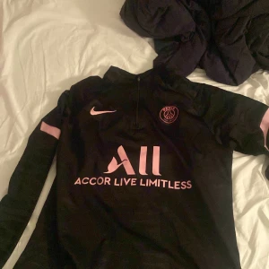 PSG tröja - Säljer för jag har växt ur stilen och inte använder den längre